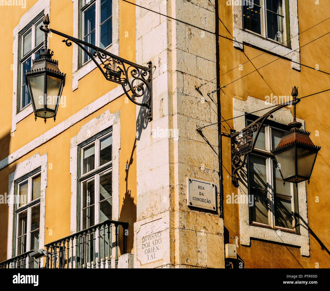 Angolo di strada con lampade di via della vecchia città di Lisbona, Portogallo. Foto Stock