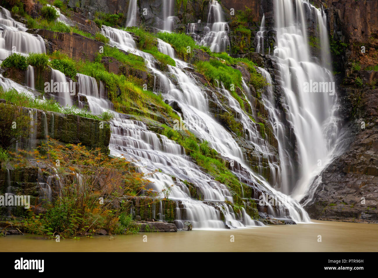 Una lunga esposizione della bella Pongour cascate situate nei pressi di Dalat, Vietnam Foto Stock