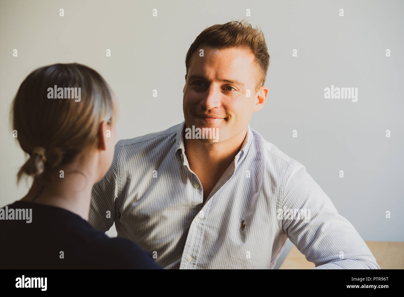 Gli imprenditori in un co-spazio di lavoro che funzioni come il loro ufficio Foto Stock