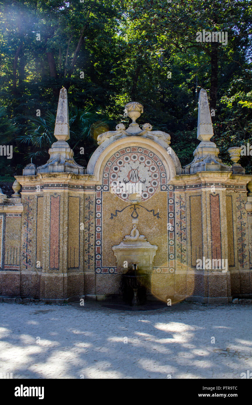 Antica fontana nel giardino della Quinta da Regaleira Foto Stock