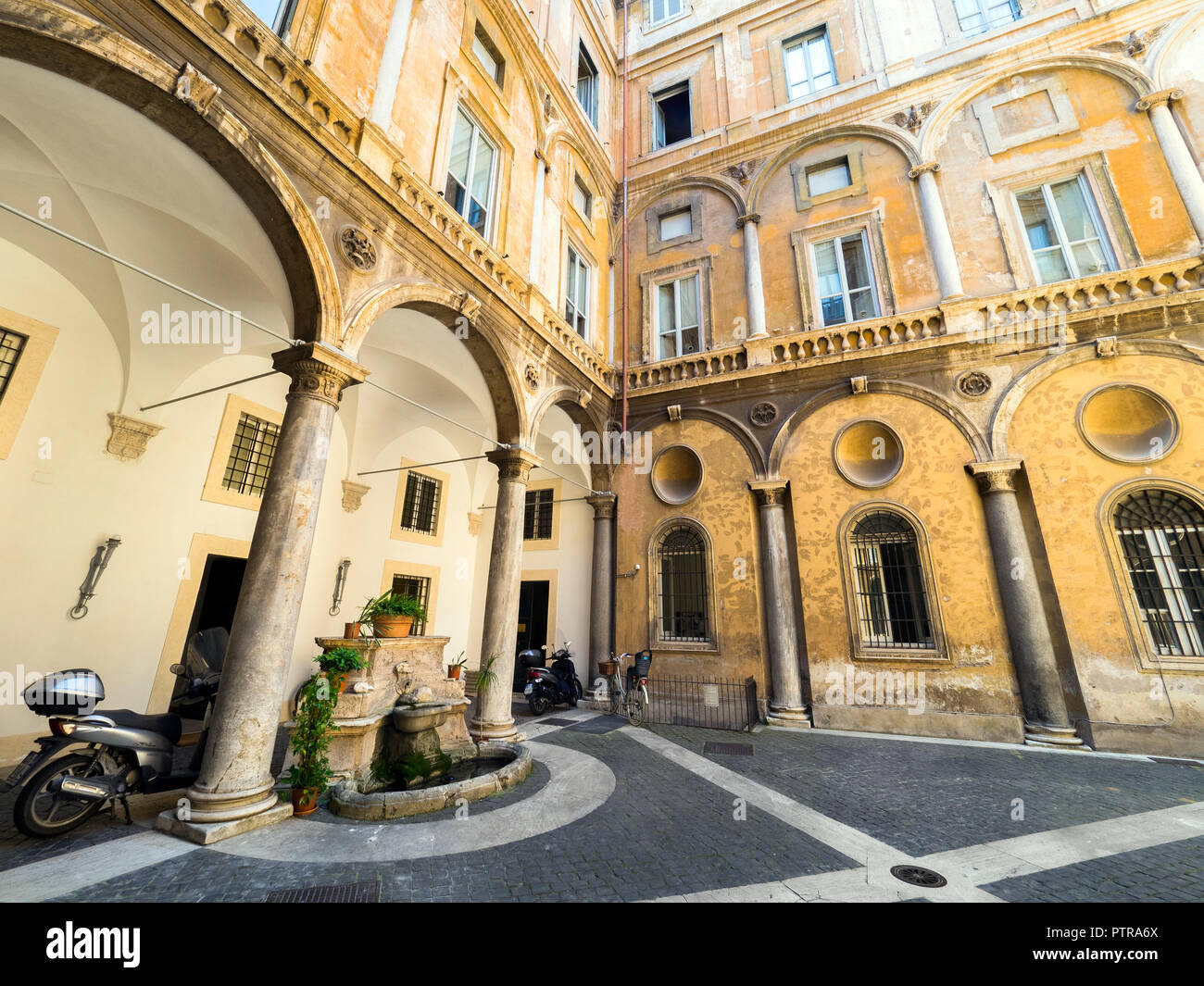 Cortile del Palazzo Lante XVI secolo - Roma, Italia Foto Stock