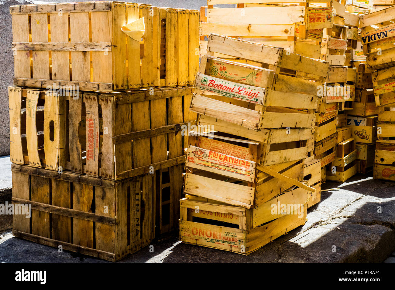 Pila di svuotare le casse di legno nel Campo de Fiori mercato - Roma,  Italia Foto stock - Alamy