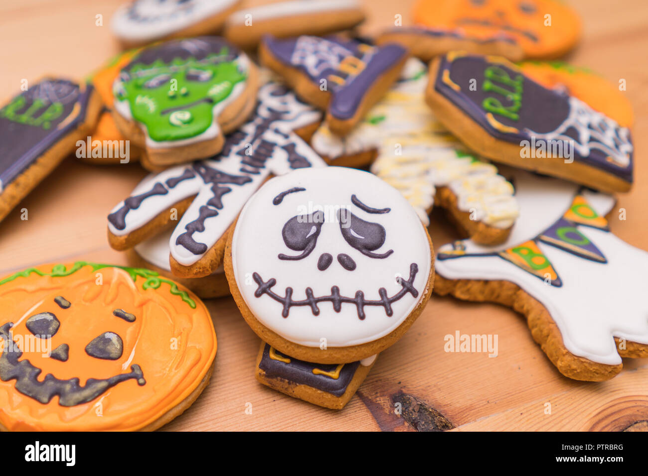 Primo piano di Halloween cookie sotto forma di figure di ghost, zucche, zombie. Festa di Halloween dolci Foto Stock