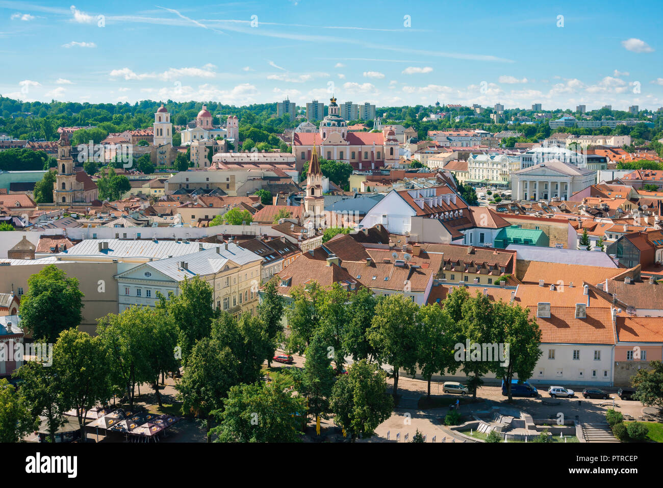 La città di Vilnius, veduta aerea della città vecchia di Vilnius che mostra la sua via principale (Pilies Gatve) che portano il neoclassico Palazzo Comunale, Lituania. Foto Stock