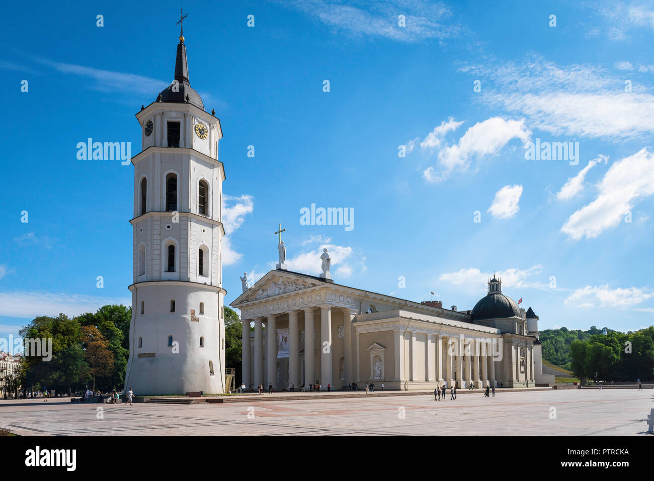 Piazza della Cattedrale di Vilnius, vista panoramica in estate della Cattedrale di Vilnius e il campanile di Belfry nella piazza principale della città, la Lituania. Foto Stock