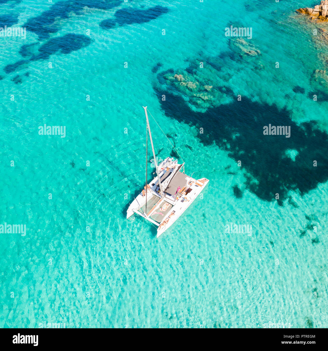 Drone vista aerea di catamarano barca a vela in arcipelago della Maddalena,  Sardegna, Italia Foto stock - Alamy