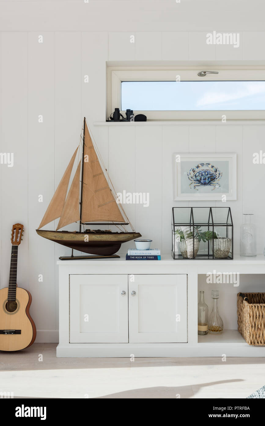 In legno barca a vela con la pittura di granchio e chitarra Foto Stock