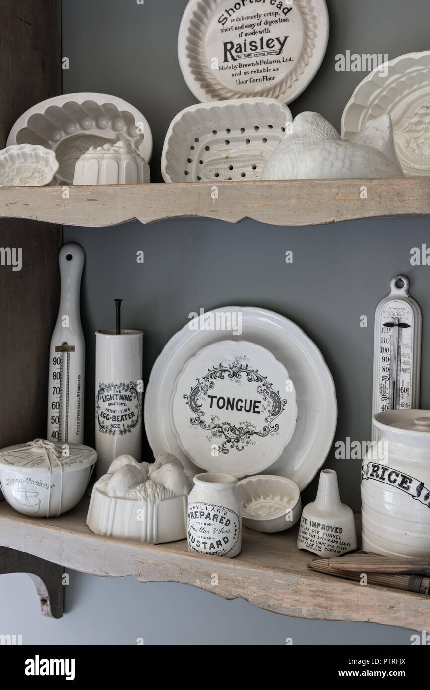 Xvi secolo agriturismo ristrutturazione antiche stoviglie su montato a parete ripiano restaurata nel secolo XVI agriturismo Foto Stock