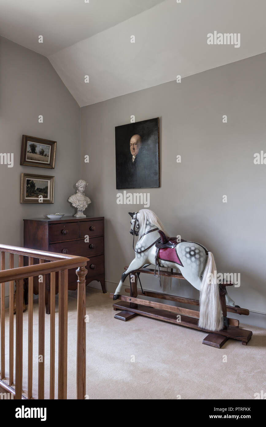 Antico cavallo a dondolo e il petto con balaustre in legno su sbarco restaurata nel secolo XVI agriturismo Foto Stock