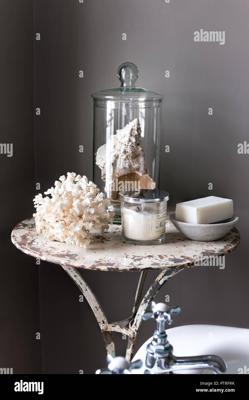Xvi secolo agriturismo ristrutturazione di conchiglie e coralli in montagna con sapone profumato e candela restaurata nel secolo XVI agriturismo Foto Stock