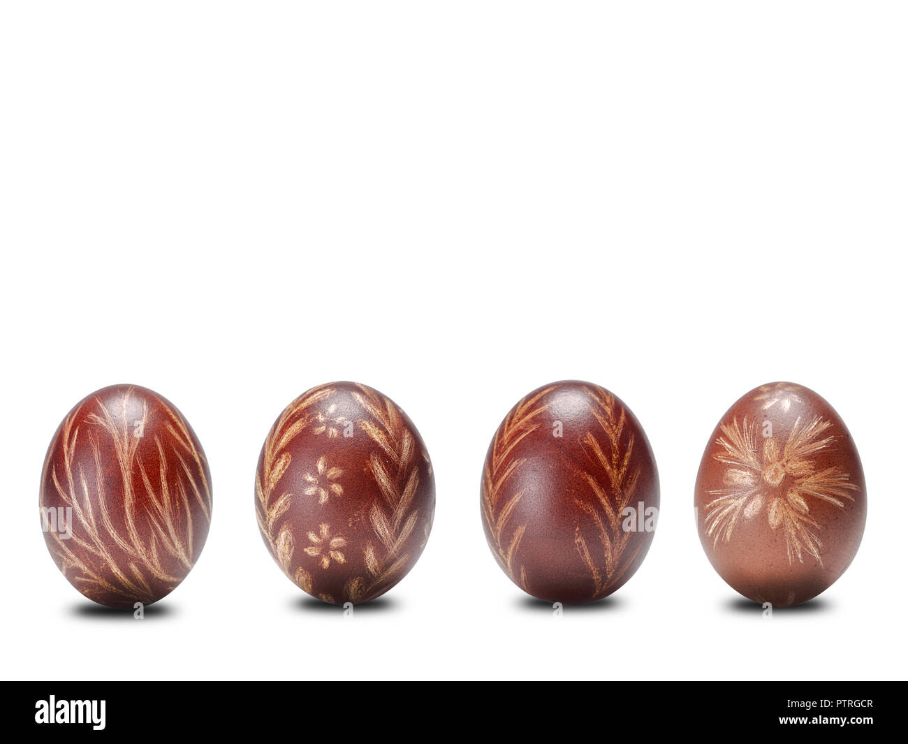 Quattro brown graffiato le uova di pasqua su sfondo bianco Foto Stock