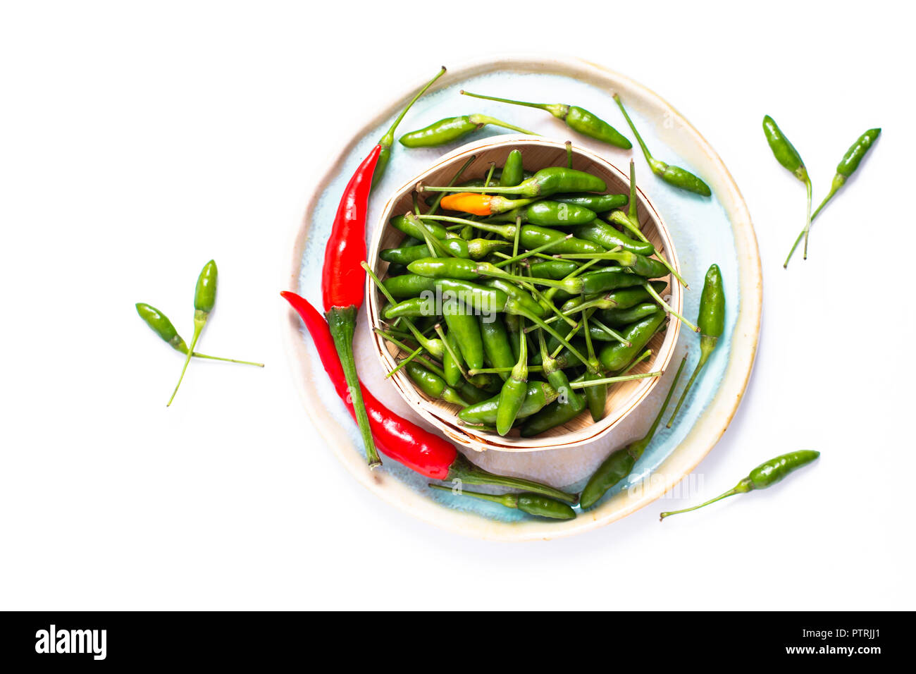 Il concetto di cibo di peperoncino Padi, Occhio di peperoncino tailandese, pepe e peperoncino rosso sul vassoio di bambù con spazio di copia Foto Stock