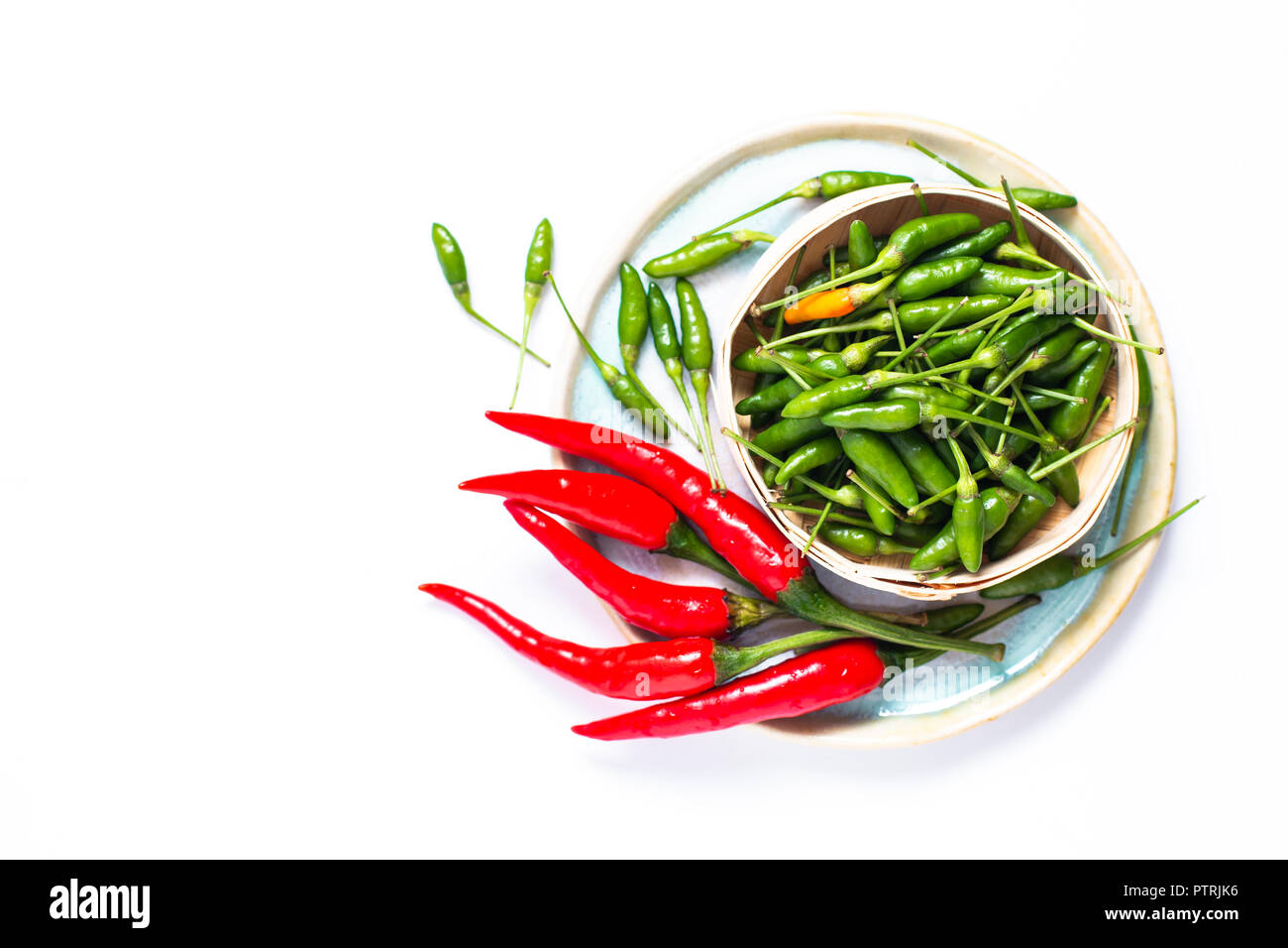 Il concetto di cibo di peperoncino Padi, Occhio di peperoncino tailandese, pepe e peperoncino rosso sul vassoio di bambù con spazio di copia Foto Stock