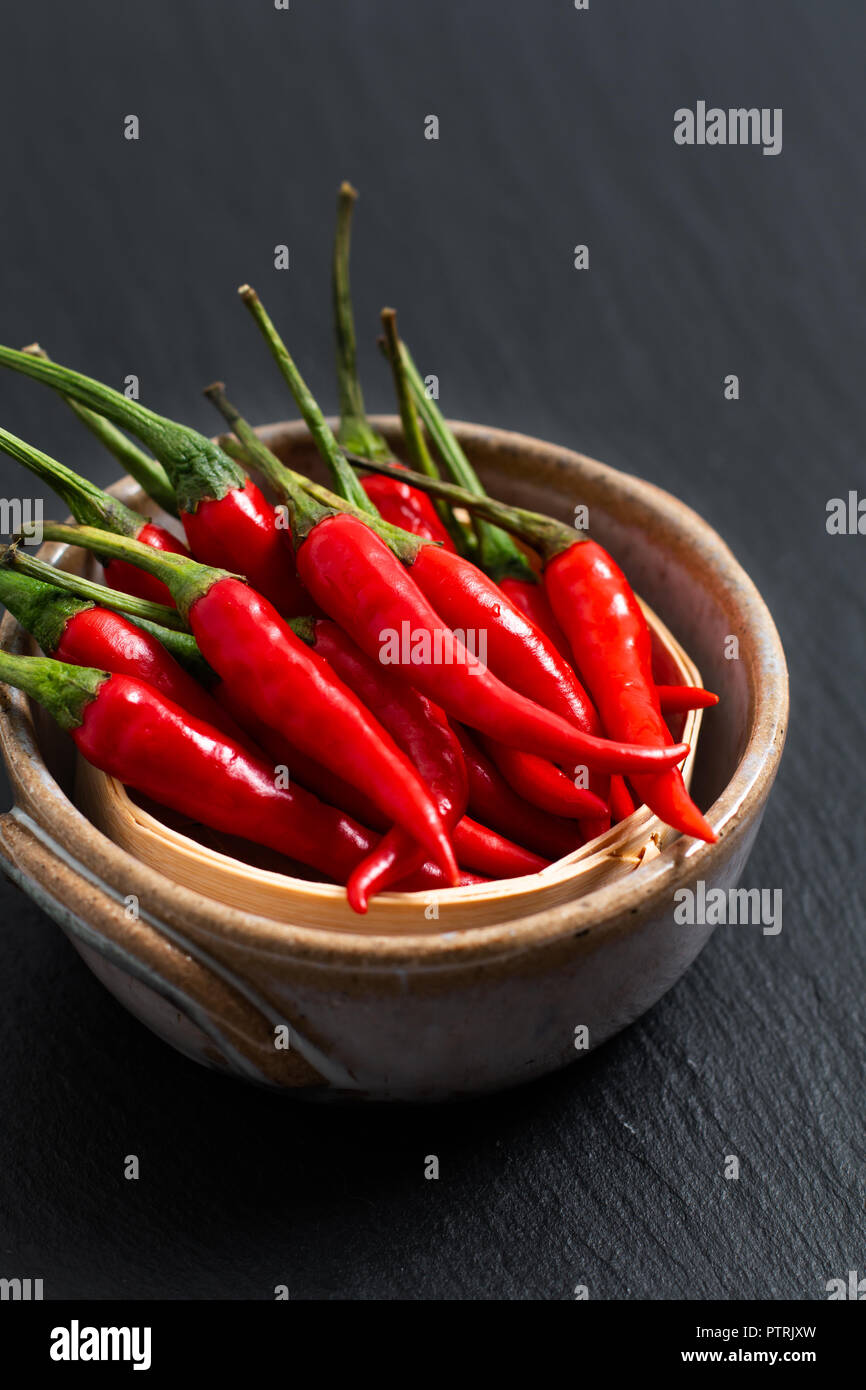 Concetto di cibo thai peperoncino rosso, il pepe di cayenna sul vassoio di bambù con spazio di copia Foto Stock