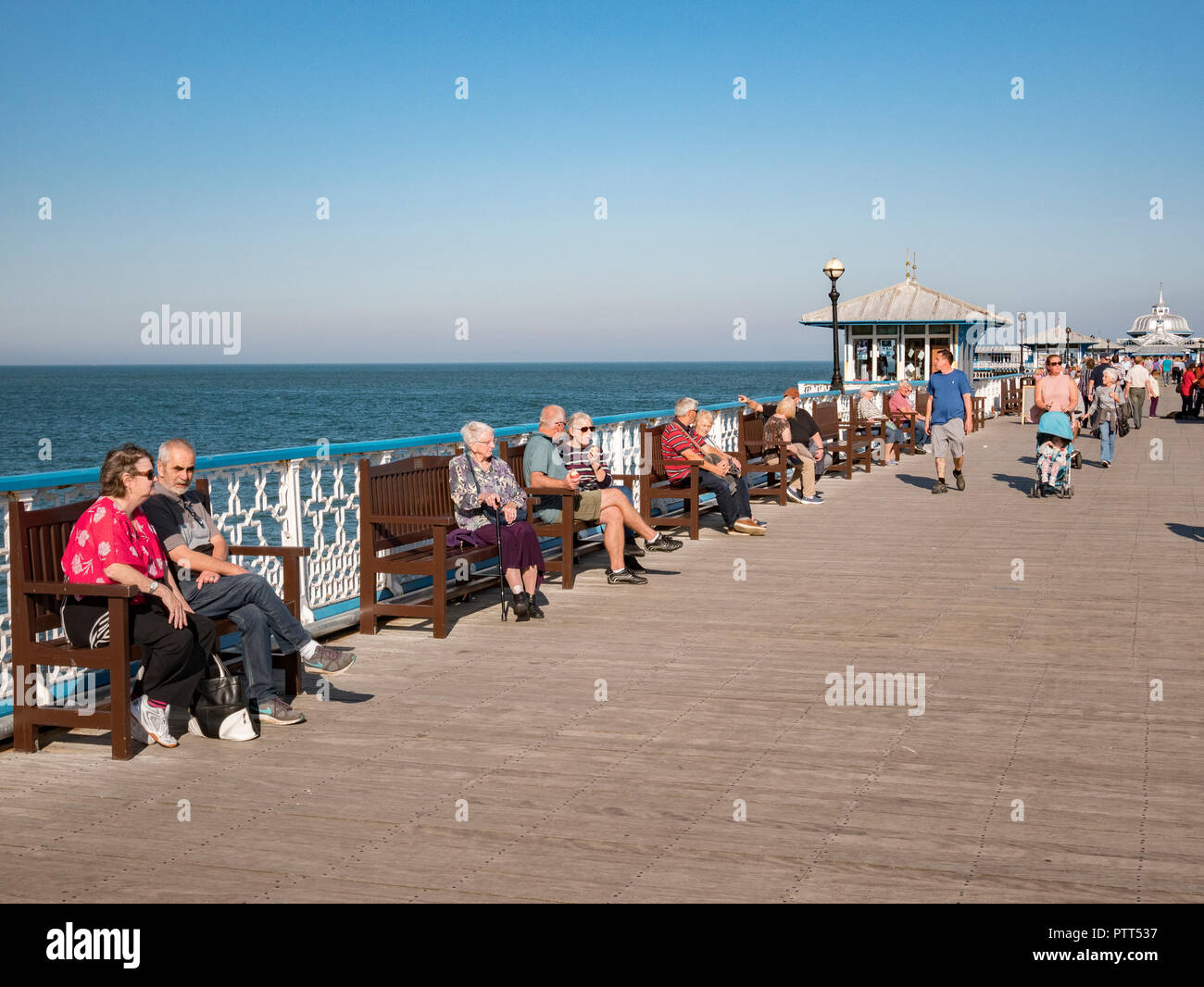 Llandudno, Wales, Regno Unito. 10 ottobre, 2018. Seniors rilassante sul molo a Llandudno, il Galles del Nord, godendo il sole di ottobre a temperature fino a 23 gradi C (73 gradi F). Credito: travellinglight/Alamy Live News Foto Stock