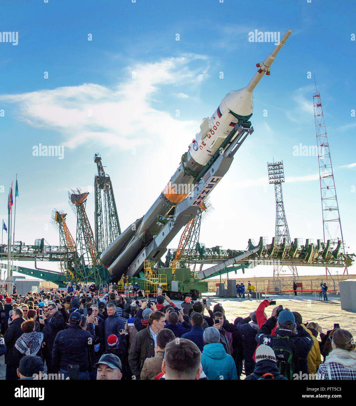 Cosmodromo di Baikonur in Kazakhstan. 10 ottobre, 2018. Il Soyuz MS-10 lander è sollevato nella posizione di pre-lancio al cosmodromo di Baikonur il 9 ottobre 2018 di Baikonur in Kazakhstan. Stazione Spaziale Internazionale Expedition 57 equipaggio Nick aia della NASA e Alexey Ovchinin di Roscosmos sono prevista per il lancio nel mese di ottobre undicesimo e permetterà di trascorrere i prossimi sei mesi a vivere e lavorare a bordo della Stazione Spaziale Internazionale. Credito: Planetpix/Alamy Live News Foto Stock