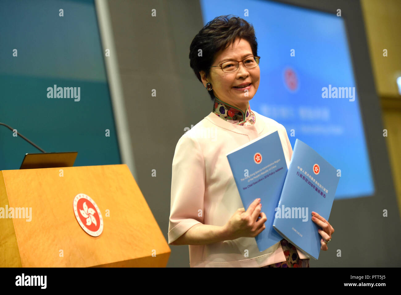 Hong Kong. 10 ottobre, 2018. Chief Executive di Cinese della Regione amministrativa speciale di Hong Kong (RASHK) Carrie Lam Cheng Yuet-ngor offre il suo indirizzo di politica nel sud della Cina di Hong Kong, il 10 di ottobre, 2018. Credito: Lui Siu Wai/Xinhua/Alamy Live News Foto Stock