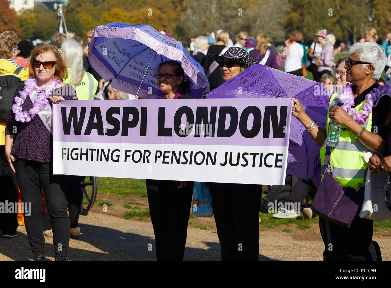London, Regno Unito - 10 Ottobre 2018: i manifestanti detiene un banner al rally WASPI chiamando per la parità di diritti per le donne in pensione per le donne nate negli anni cinquanta. Credito: Kevin J. Frost/Alamy Live News Foto Stock