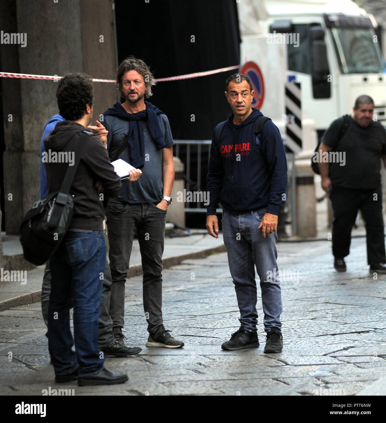 Milano, Matteo Garrone sul accecato insieme al centro il sceneggiatore e produttore MATTEO GARRONE, più volte premiato per il 'David di Donatello", vincitore di 5 European Film Awards, 6 'Silver ribbon', quindi 'Golden Globe e Ciak d'oro per GOMORRA, fino al suo ultimo film 'DOGMAN" presentato al Festival di Cannes arriva in centro e in una fitta serie di equipaggio, formato anche da italiani e stranieri, per discutere e organizzare le riprese, che mantiene tutti i più segreti. Foto Stock