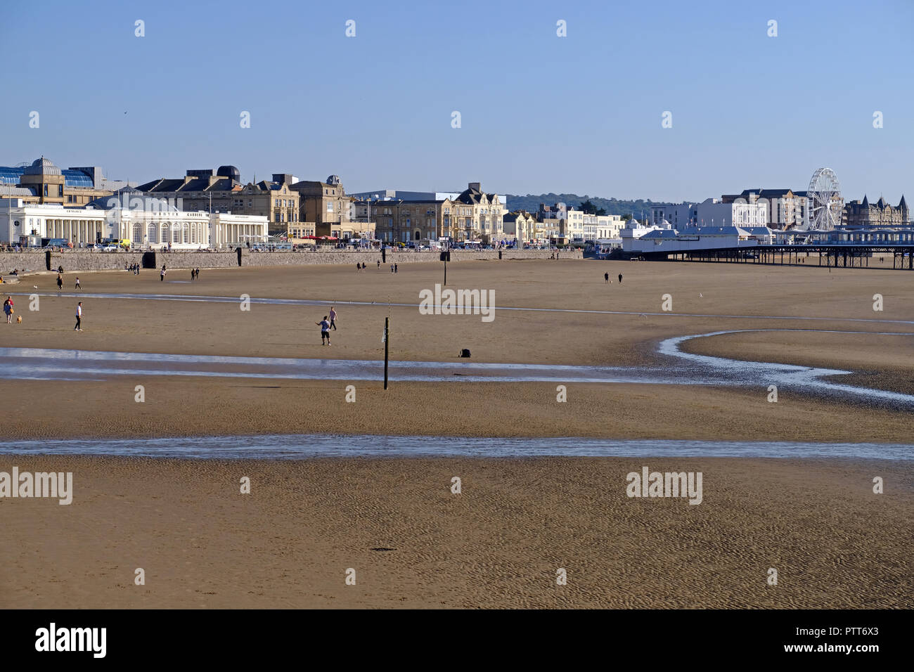 Weston-super-Mare, Regno Unito. 10 ottobre, 2018. Regno Unito: meteo walkers sulla spiaggia potrete crogiolarvi al sole come la temperatura raggiunge i 70º F. Keith Ramsey/Alamy Live News Foto Stock