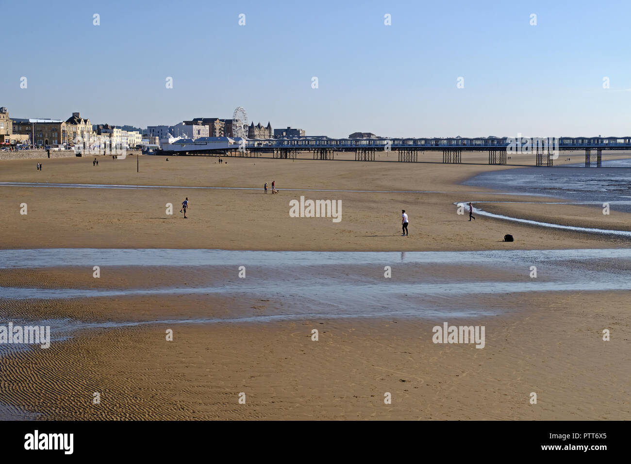 Weston-super-Mare, Regno Unito. 10 ottobre, 2018. Regno Unito: meteo walkers sulla spiaggia potrete crogiolarvi al sole come la temperatura raggiunge i 70º F. Keith Ramsey/Alamy Live News Foto Stock