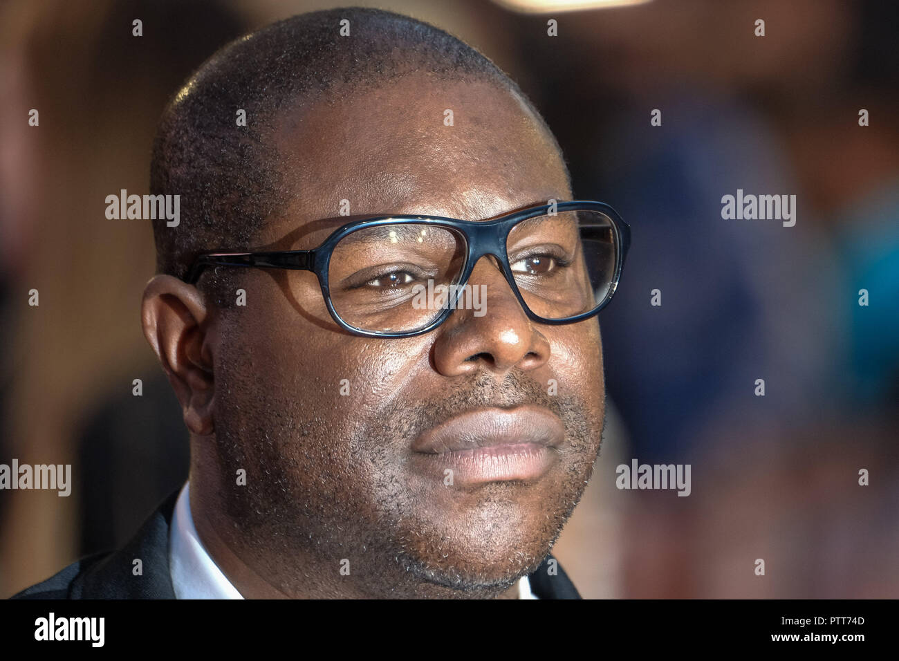 Londra, Regno Unito. 10 ottobre, 2018. Direttore Steve McQueen al London Film Festival apertura notturna di Gala per lo screening delle vedove mercoledì 10 ottobre 2018 tenutasi a Cineworld Leicester Square, Londra. Nella foto: Steve McQueen. Credito: Julie Edwards/Alamy Live News Foto Stock