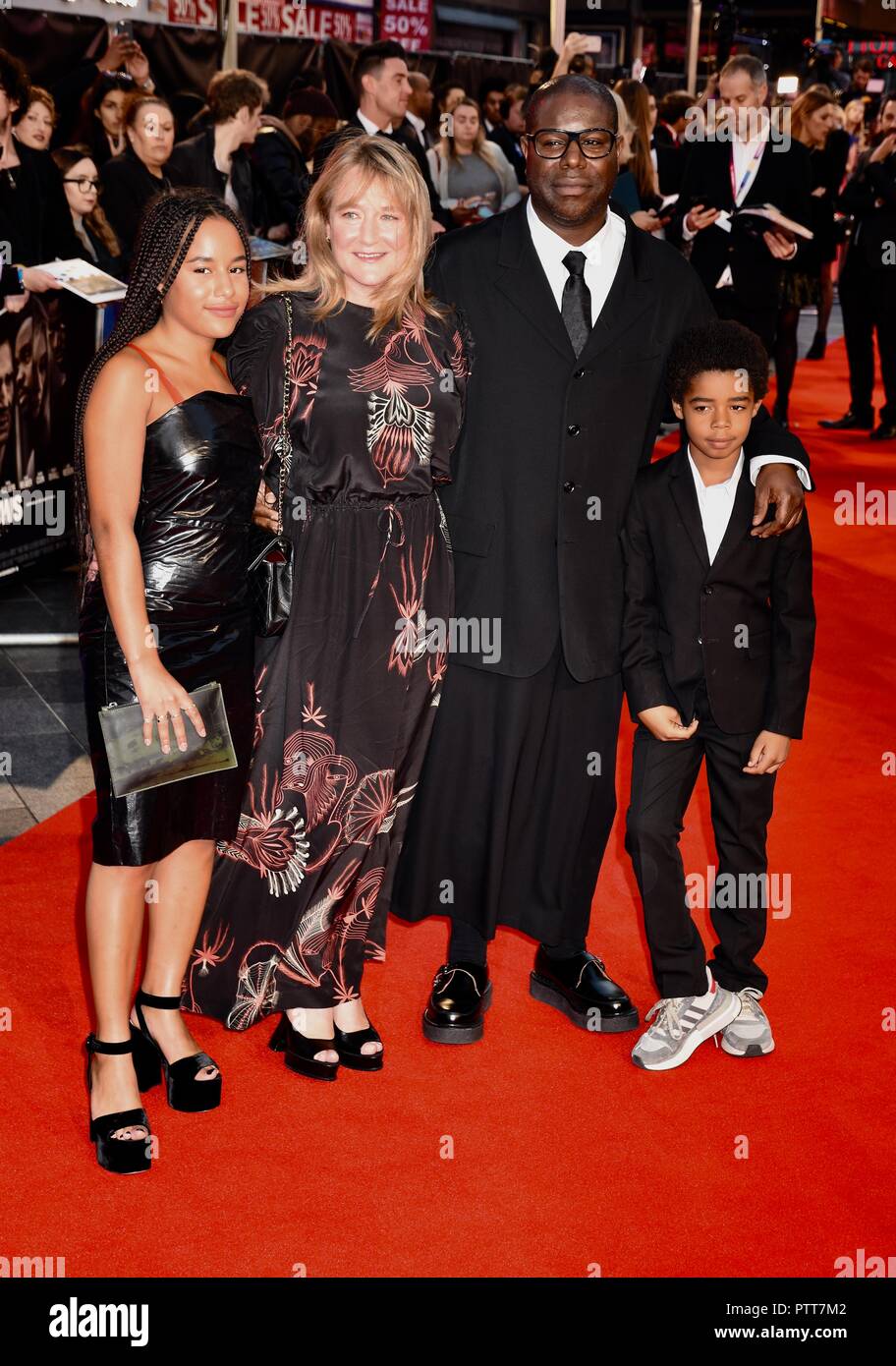 Londra, Regno Unito. 10 ottobre, 2018. Steve McQueen e famiglia,'vedove BFI London Film Festival di Gala di apertura,Leicester Square,London.UK Credit: Michael melia/Alamy Live News Foto Stock