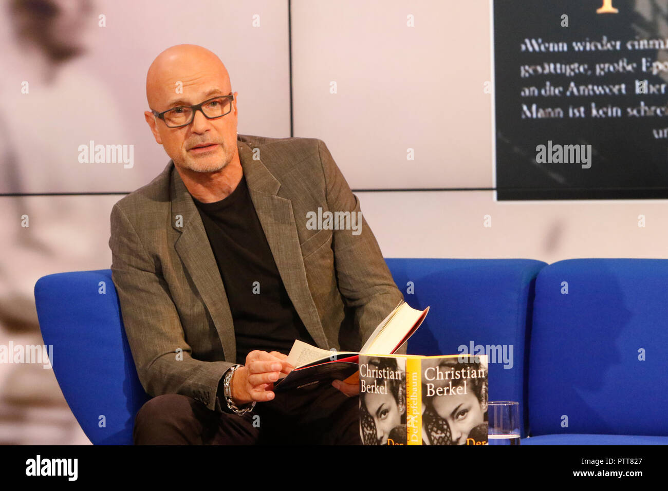 Francoforte, Germania. Il 10 ottobre 2018. Attore tedesco Christian Berkel legge dal suo libro. In occasione del settantesimo Frankfurt Book Fair 2018 è la più grande fiera del libro con più di 7.000 espositori e oltre 250.000 visitatori attesi. Esso è aperto a partire dal decimo al quattordicesimo mese di ottobre con gli ultimi due giorni essendo aperto al pubblico in generale. Credito: Michael Debets/Alamy Live News Foto Stock