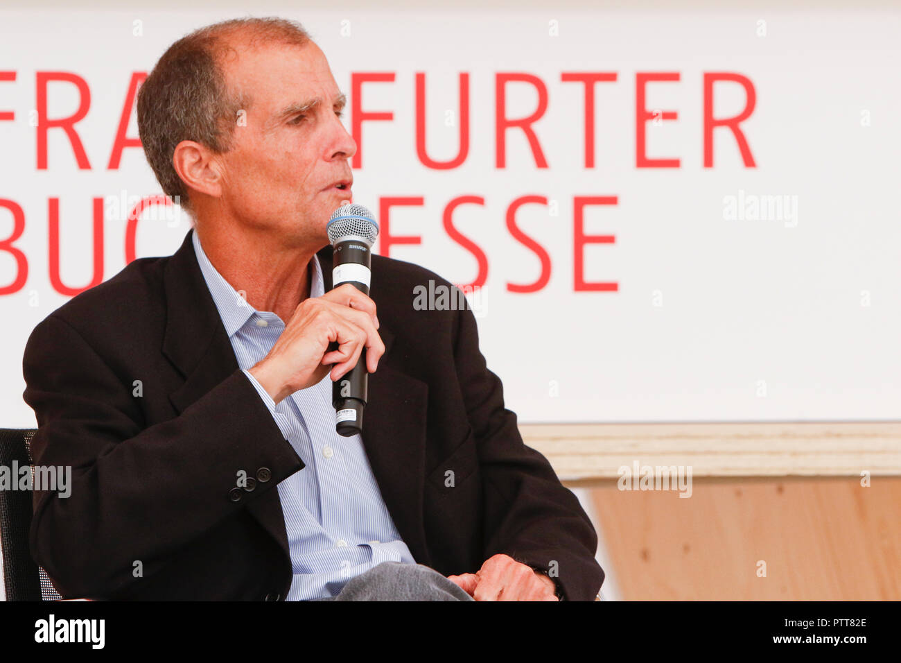 Francoforte, Germania. Il 10 ottobre 2018. John Sargent, il CEO Macmillan Publishers USA, parla alla fiera del libro. In occasione del settantesimo Frankfurt Book Fair 2018 è la più grande fiera del libro con più di 7.000 espositori e oltre 250.000 visitatori attesi. Esso è aperto a partire dal decimo al quattordicesimo mese di ottobre con gli ultimi due giorni essendo aperto al pubblico in generale. Credito: Michael Debets/Alamy Live News Foto Stock