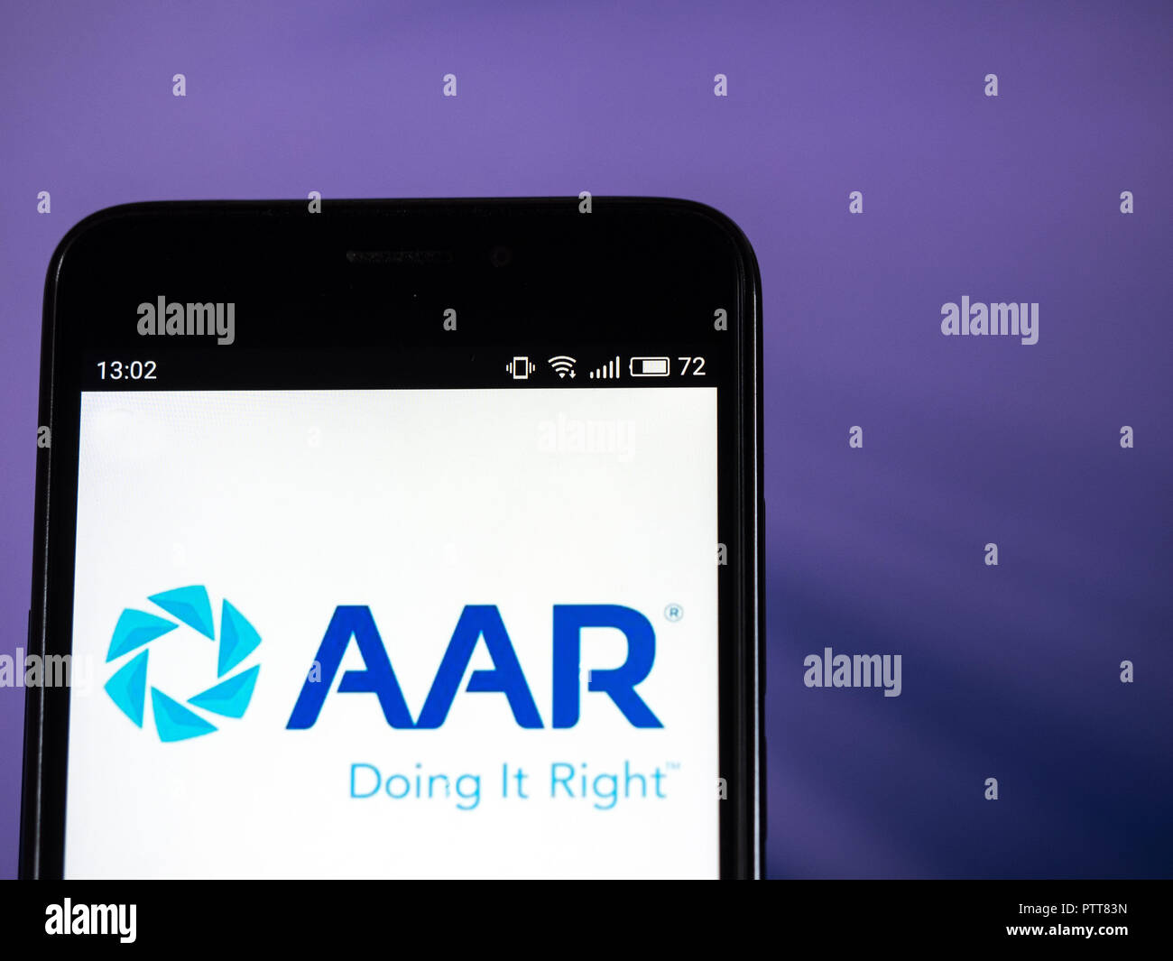 Kiev, Ucraina. 10 ottobre, 2018. AAR Corp logo che si vede visualizzato sul telefono intelligente. AAR CORP. è un fornitore indipendente di aviazione e servizi expeditionary al global commercial, di governo e di difesa delle industrie aeronautiche. Credito: Igor Golovniov SOPA/images/ZUMA filo/Alamy Live News Foto Stock