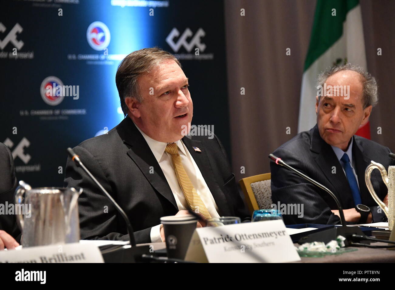 Washington, DC, Stati Uniti d'America. 10 ott 2018. Stati Uniti Il segretario di Stato Mike Pompeo, sinistra, offre un commento come Guillermo Vogel Hinojosa, Presidente della North American consiglio di acciaio, guarda su DURANTE GLI STATI UNITI - Messico - CEO parla di dialogo presso il Dipartimento di Stato Ottobre 10, 2018 a Washington, DC. Credito: Planetpix/Alamy Live News Foto Stock