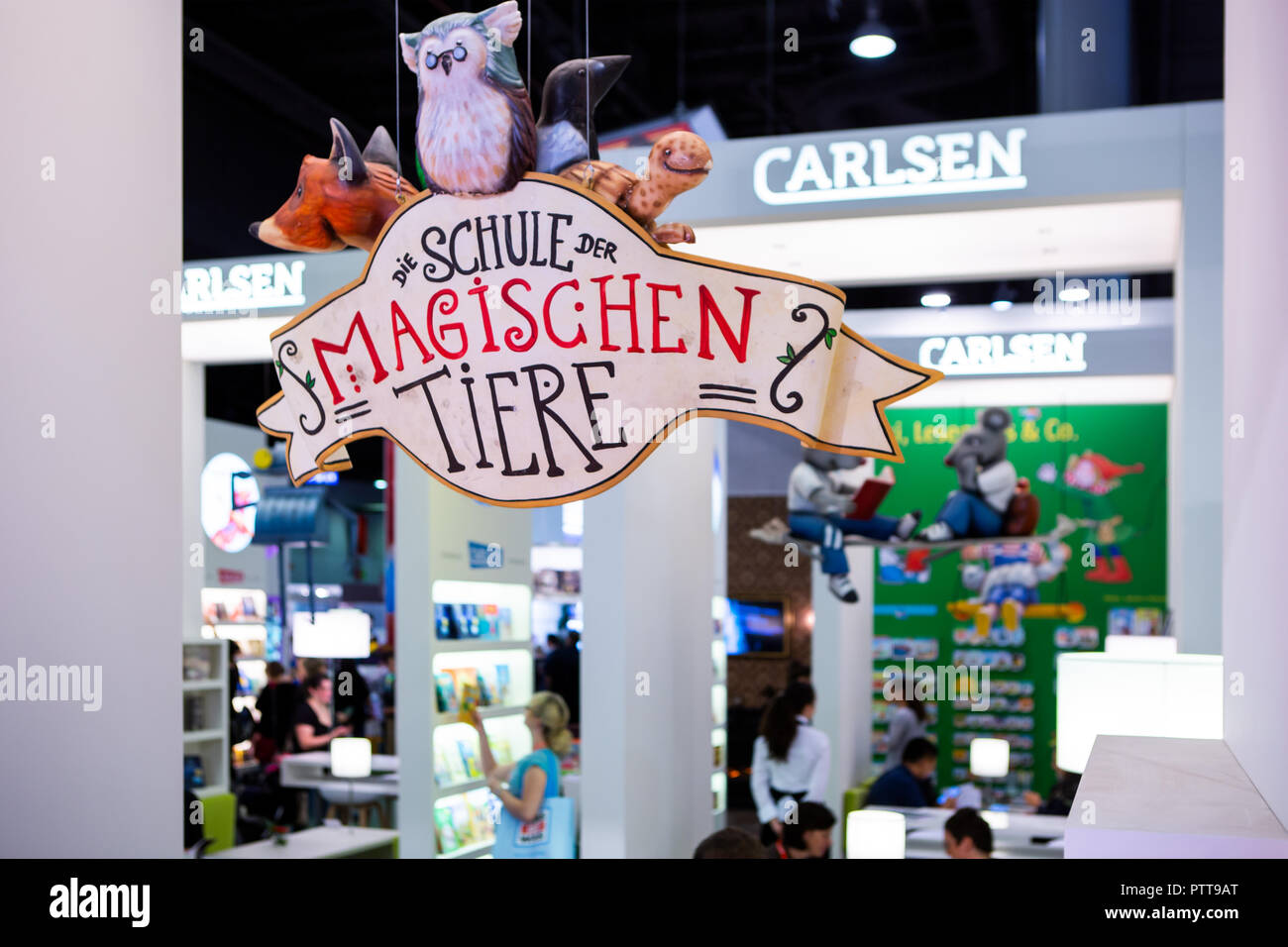 Francoforte, Germania. 10th Ott 2018. Fiera del Libro di Francoforte, Frankfurter Buchmesse 2018: Stand della casa editrice tedesca Carlsen Verlag, libri per bambini. Credit: Christian Lademann / LademannMedia Foto Stock