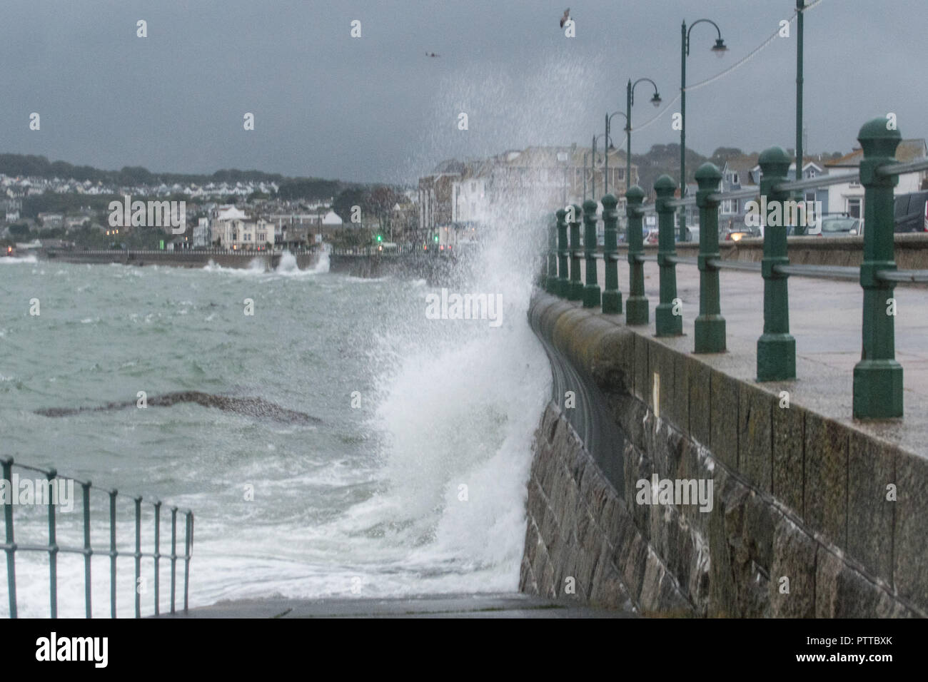 Penzance, Cornwall, Regno Unito. 11 ottobre 2018. Regno Unito Meteo. Le onde a partire alla pastella il lungomare a Penzance questa mattina, come tempesta Leslie continua a portare sempre più forti venti da sud. Credito: Simon Maycock/Alamy Live News Foto Stock