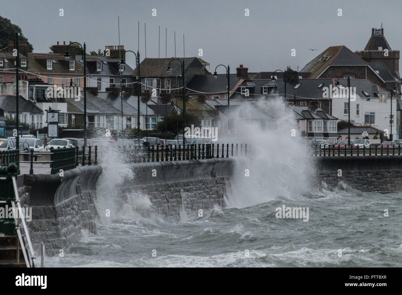 Penzance, Cornwall, Regno Unito. 11 ottobre 2018. Regno Unito Meteo. Le onde a partire alla pastella il lungomare a Penzance questa mattina, come tempesta Leslie continua a portare sempre più forti venti da sud. Credito: Simon Maycock/Alamy Live News Foto Stock