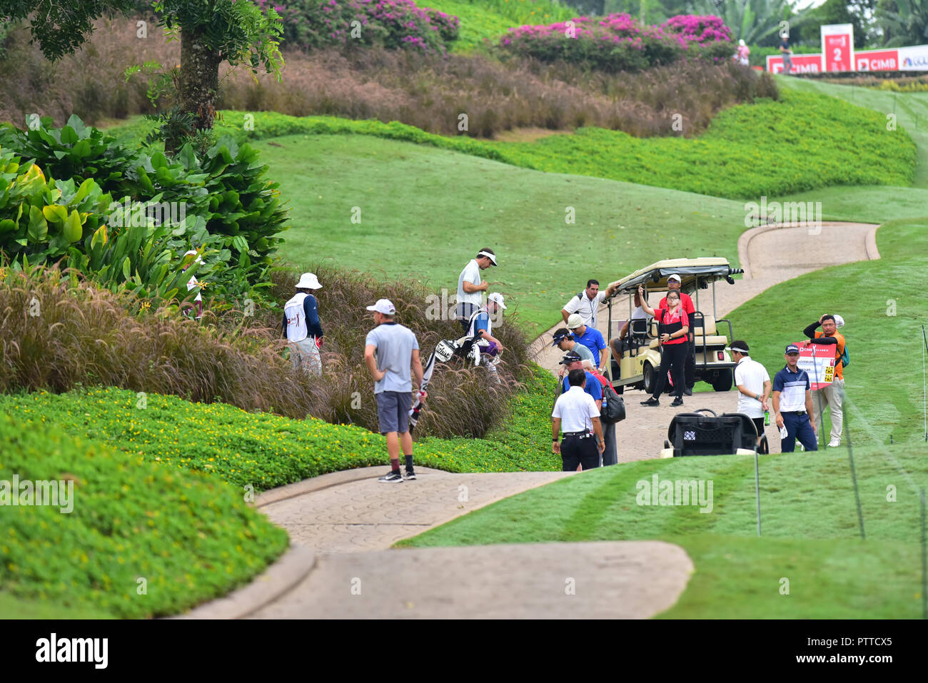 Kuala Lumpur, Malesia. 11 ott 2018. Il Golfer perdere la palla durante il primo round del classico di salita 2018 a TPC Kuala Lumpur Kuala Lumpur in Malesia il 11 ottobre 2018. (Foto di Masuti) Credit: Ali Mufti/Alamy Live News Foto Stock