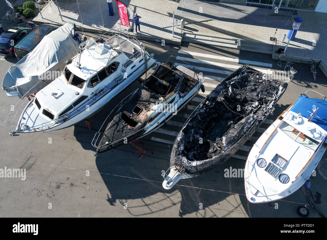 11 ottobre 2018, Baden-Wuerttemberg, Kressbronn: cinque barche a motore danneggiato dal fuoco sono in piedi su supporti in metallo la marina Ultramarin a Kressbronn sul Lago di Costanza (fotografia aerea con un drone). Foto: Felix Kästle/dpa Foto Stock