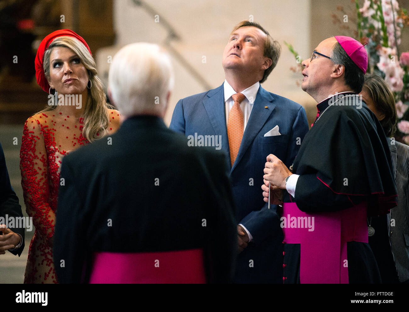 11 ottobre 2018, Renania-Palatinato, Trier: Regina Maxima (l), Willem-Alexander (secondo da destra), re dei Paesi Bassi, e Stephan Ackermann (r), vescovo di Treviri, visitare la cattedrale. La coppia reale sono di visitare la Germania per diversi giorni. Foto: Sila Stein/dpa Foto Stock