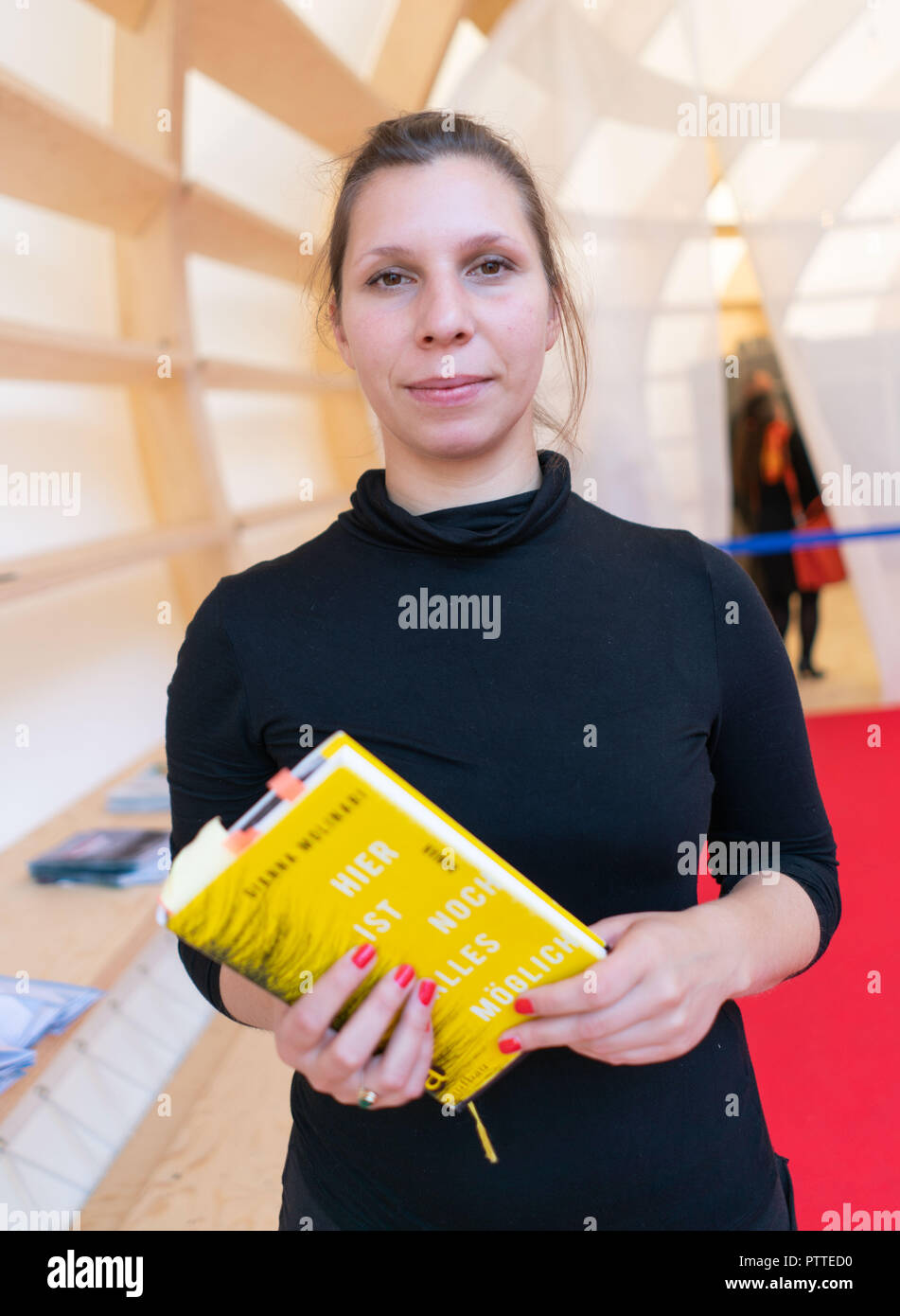 11 ottobre 2018, Assia, Frankfurt principale: l'autore svizzero Gianna Molinari sta con il suo libro in mano alla Fiera del Libro di Francoforte. Il più grande del mondo mostra del libro avviene fino al 14 Ottobre. Foto: Frank Rumpenhorst/dpa Foto Stock