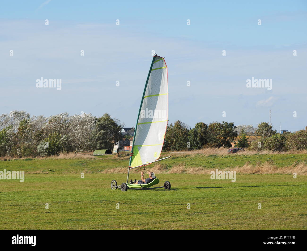 Sheerness, Kent, Regno Unito. Undicesimo oct, 2018. Regno Unito Meteo: una giornata di vento per il land yachting in Sheerness, Kent. Credito: James Bell/Alamy Live News Foto Stock