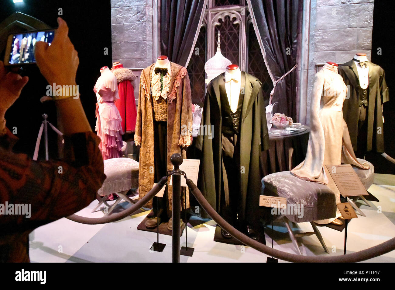 Potsdam, nel Land di Brandeburgo. Undicesimo oct, 2018. I costumi della scuola sfera sono mostrati in Harry Potter mostra. La mostra che si apre per i visitatori di Sabato (13.04.2018) nel il Filmpark Babelsberg, mostra costumi e set completi di film della serie. Credito: Bernd Settnik/dpa-Zentralbild/dpa/Alamy Live News Foto Stock