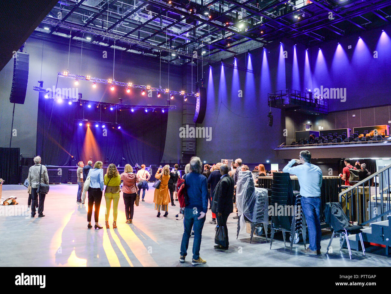 11 ottobre 2018, Berlin: vista in Verti Music Hall, una nuova sala di eventi a Mercedes Platz. La piazza è situato nel nuovo quartiere della città lungo la East Side Gallery. L'apertura ufficiale è il 13 ottobre. Foto: Jens Kalaene/dpa Foto Stock