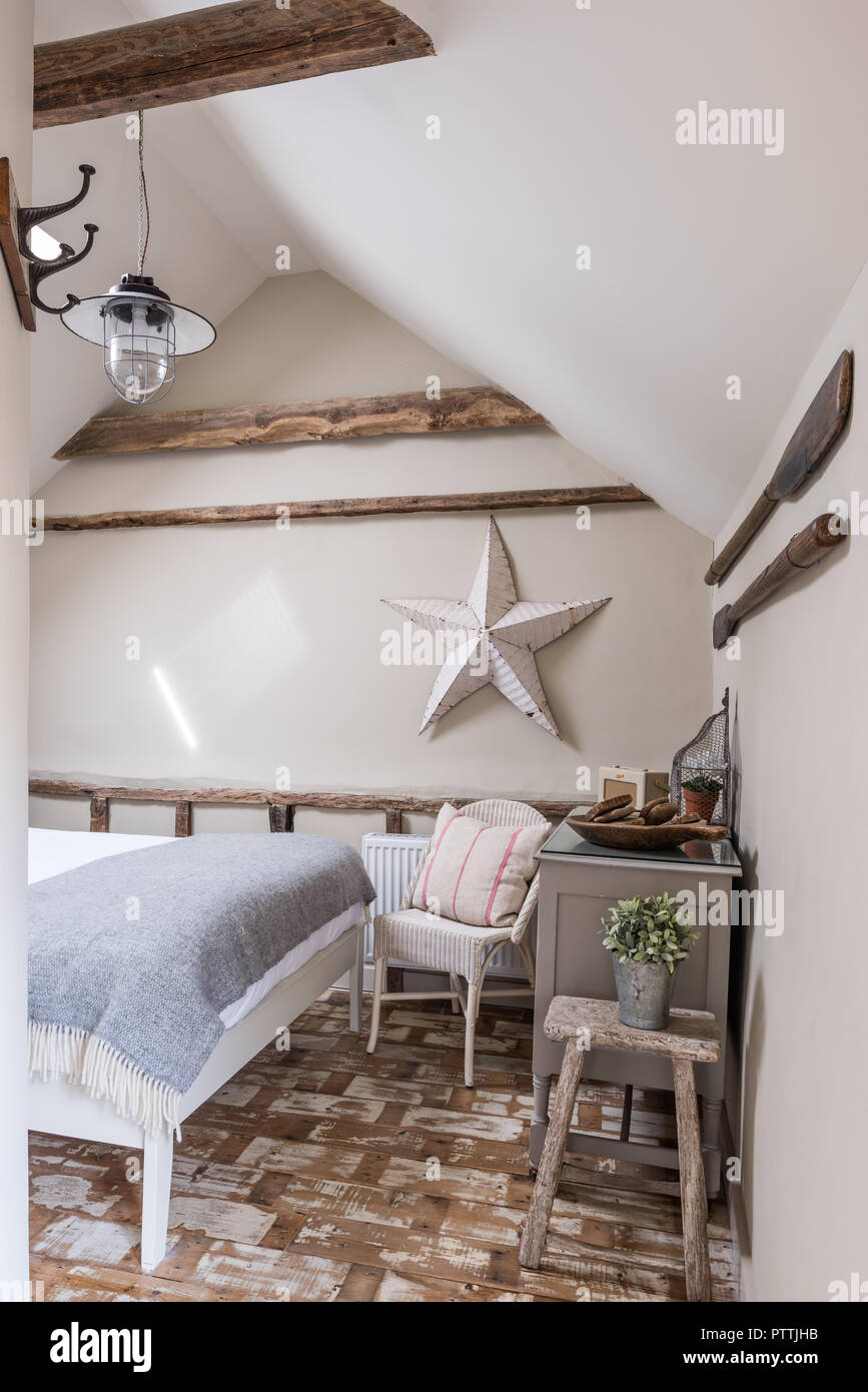 Remi di antiquariato e star in camera da letto bonificata con pavimento in legno Foto Stock