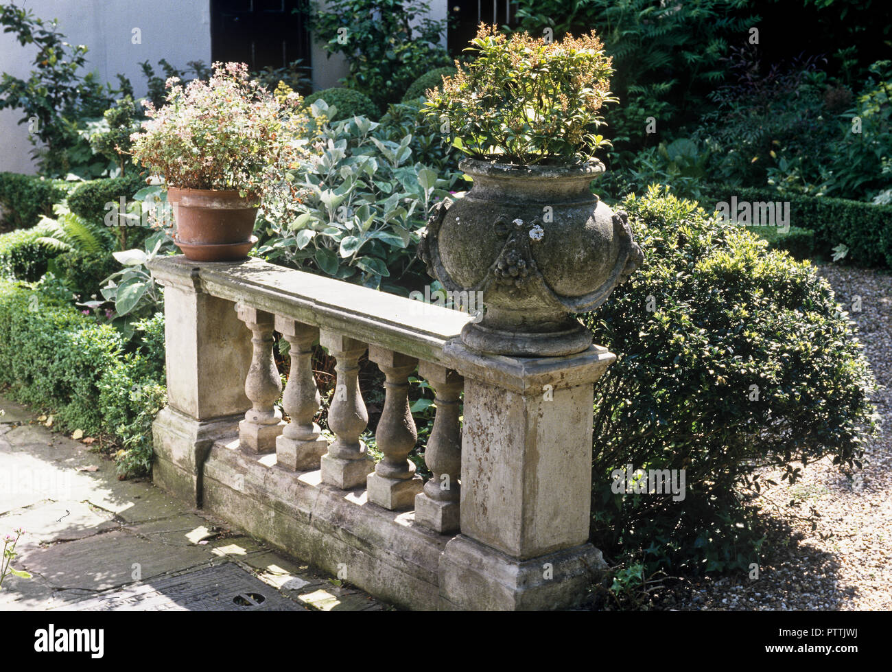 Contenitore di piantare sulla balaustra in pietra in Kensington Garden Foto Stock