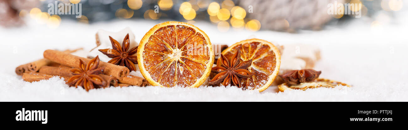 Decorazione di Natale arancione erbe frutta forno di cottura banner inverno Neve copyspace spazio copia testo Foto Stock