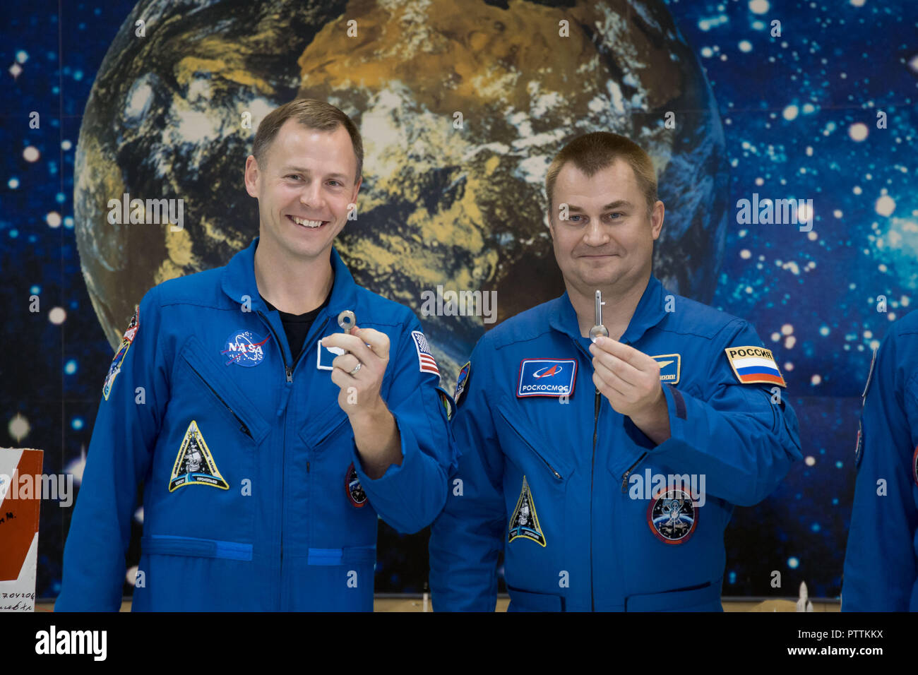 Expedition 57 membri dell equipaggio cosmonauta Alexey Ovchinin di Roscosmos, destra e Nick aia della NASA tenere premuto su tasti di avvio durante un tour del Cosmodromo di Baikonur Museum presso il cosmodromo di Baikonur il 6 ottobre 2018 di Baikonur in Kazakhstan. I due sono in programma per il lancio in ottobre 11 e permetterà di trascorrere i prossimi sei mesi a vivere e lavorare a bordo della Stazione Spaziale Internazionale. La mascotte sarà montato sopra le loro teste in Soyuz MS-10 navicelle per servire come "zero-G" indicatori quando lanciano. Foto Stock