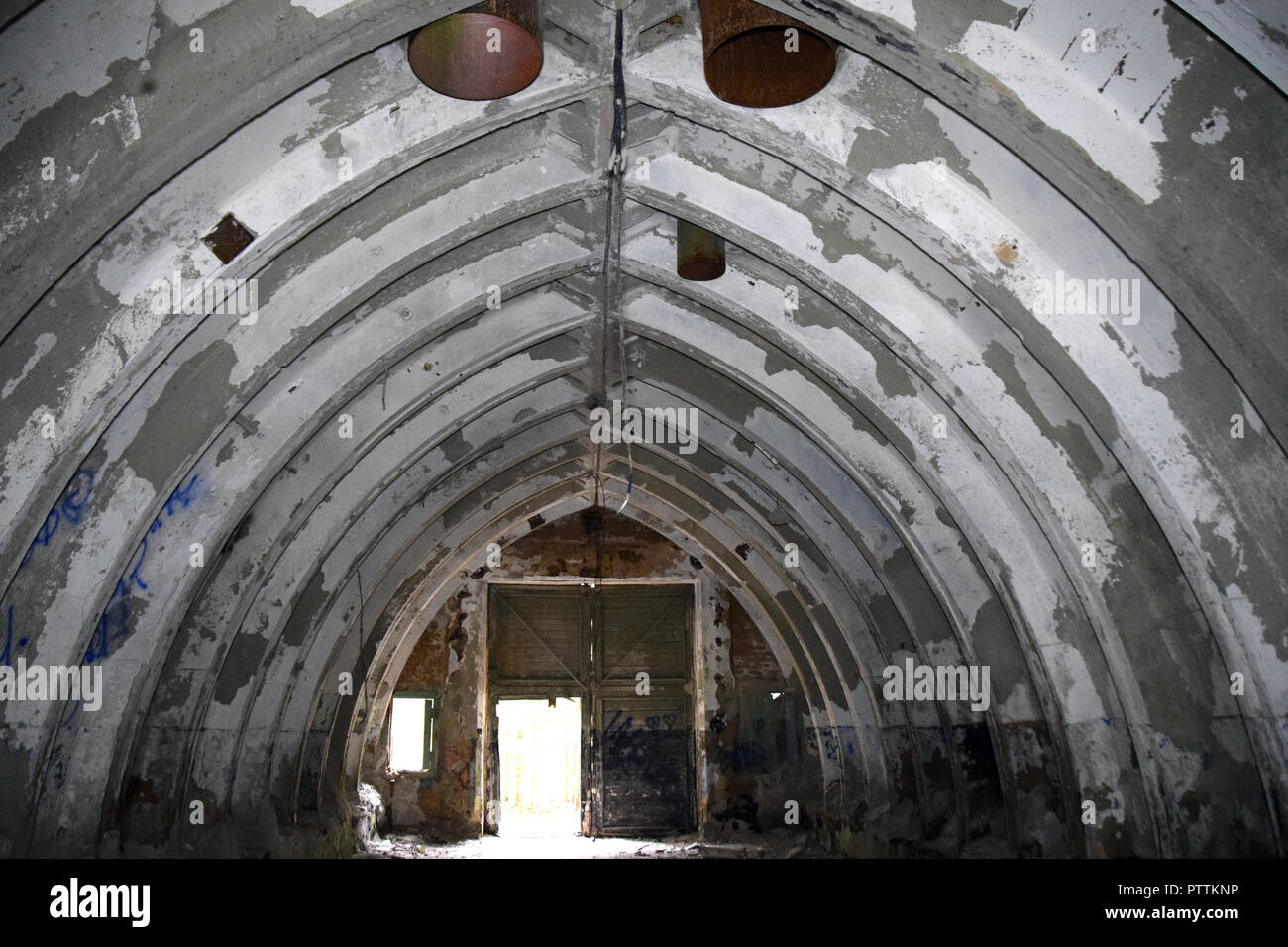 Le reliquie dei missili sovietici base di Zeltini in Lettonia. All'interno di uno dei quattro missili schelters di storage. Foto Stock