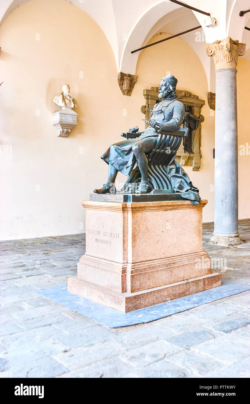 La statua al famoso architetto italiano Matteo Civitali situato nel portico del Palazzo Pretoriale a Lucca, Italia Foto Stock