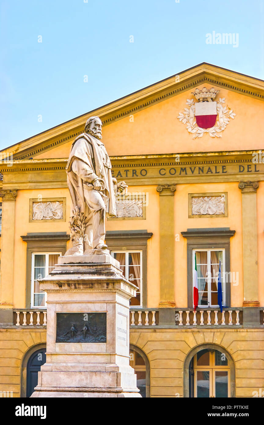 La statua in marmo di Giuseppe Garibaldi in Piazza del Giglio con facciata del Teatro dell'Opera sullo sfondo, Lucca, Italia Foto Stock