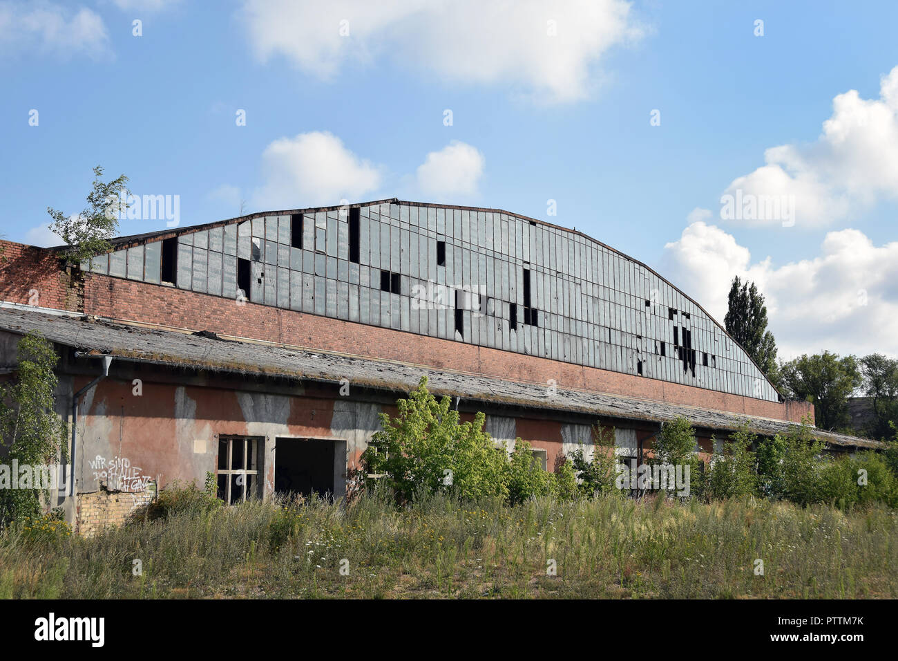 Le reliquie dell'aria sovietica in base Wittstock, ex Germania est. Un hangar per il piano di manutenzione. Foto Stock