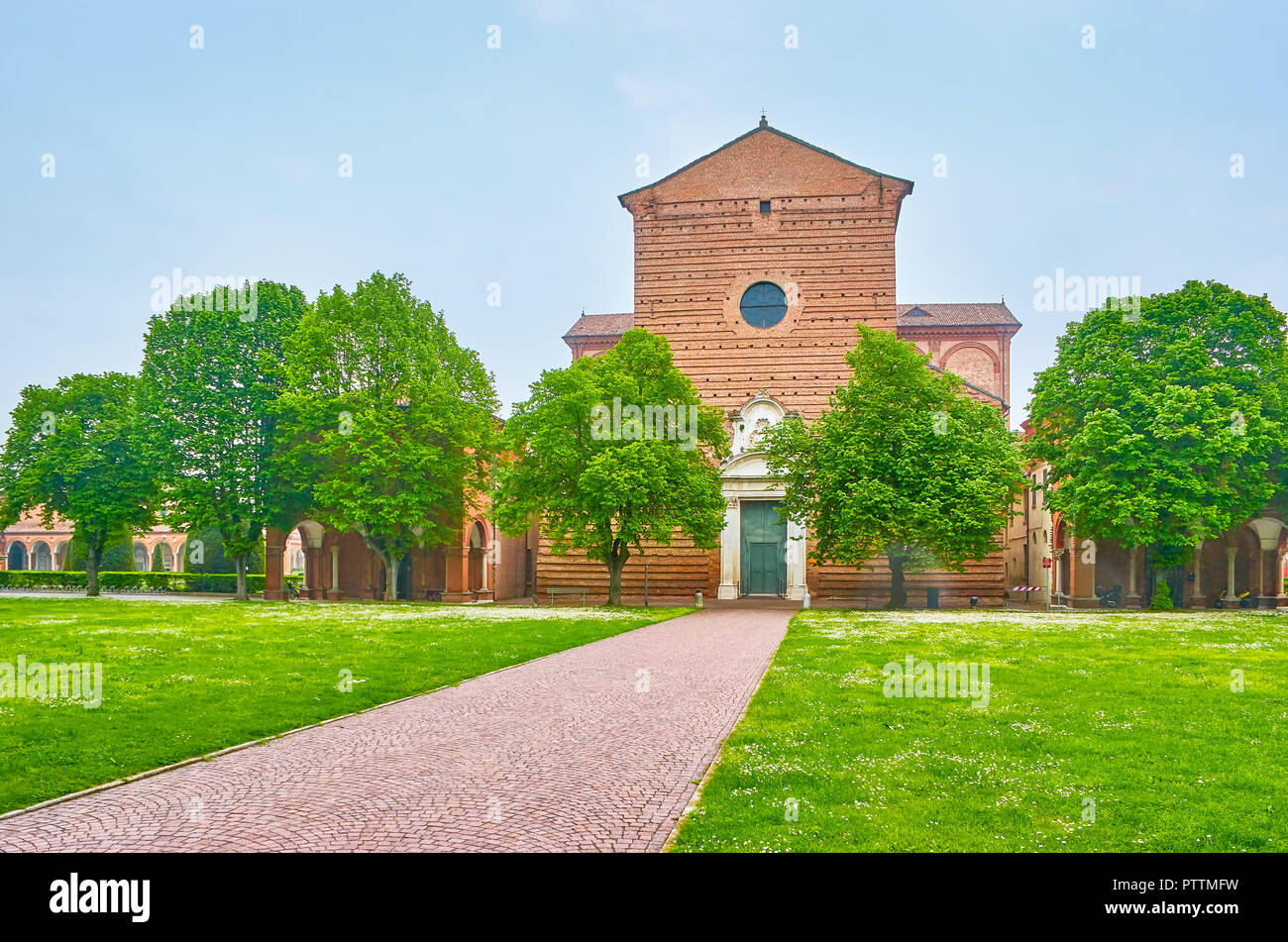 La medievale chiesa di San Cristoforo si trova all'entrata del famoso cimitero monumentale della Certosa di Ferrara, appartiene all'Ordine Certosino, Foto Stock